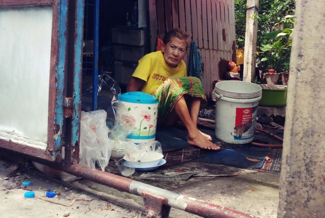 หญิงชรา เคราะห์ซ้ำ ไฟไหม้บ้านเหลือแต่เสา พักอาศัยบนดิน ใช้ฟูกเก่าเป็นที่หลับนอน