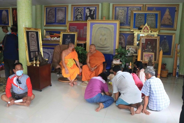 ชาวบ้านรวมขับไล่สมภารวัดเกาะแก้ว