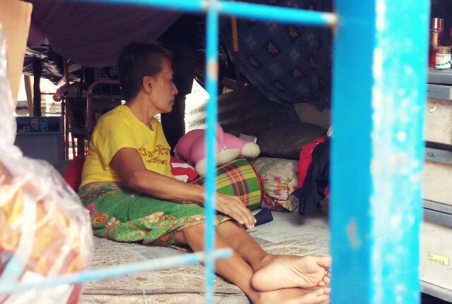 หญิงชรา เคราะห์ซ้ำ ไฟไหม้บ้านเหลือแต่เสา พักอาศัยบนดิน ใช้ฟูกเก่าเป็นที่หลับนอน