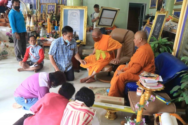 ชาวบ้านรวมขับไล่สมภารวัดเกาะแก้ว