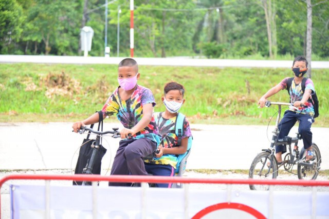 "น้ำใจพี่ทหารไทย" ระดมเจ้าหน้าที่ตัดเย็บหน้ากากอนามัย ส่งมอบให้กับ นร.ในพื้นที่