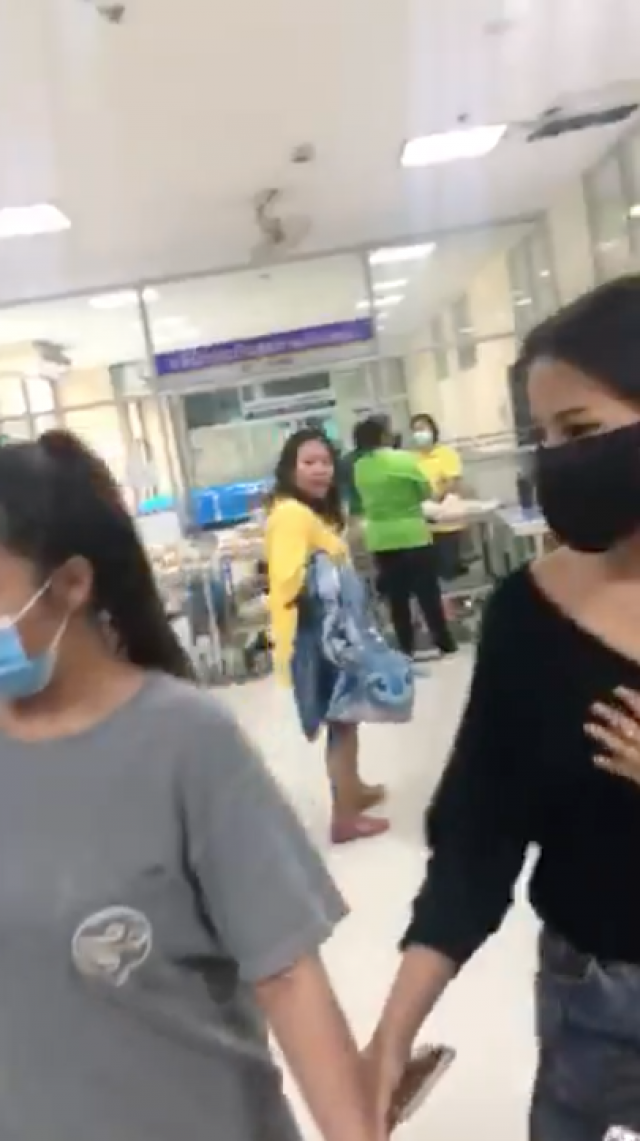 ลูกหยาบตะคอกแม่ลั่นรพ. ญาติคนไข้ถามป้าเป็นอะไรกับเขา