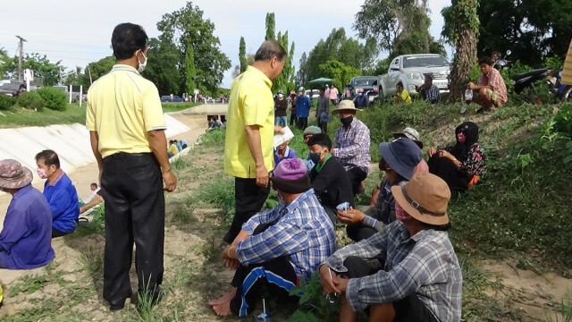 ชาวนาอ่างทองรวมตัวเรียกร้องชลประทานปล่อยน้ำทำนา