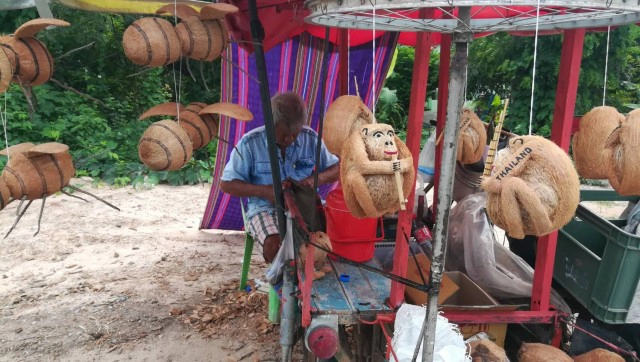 "ลิง"ลูกมะพร้าว-จากแกะแจกลูกค้าสู่อาชีพสุขใจ