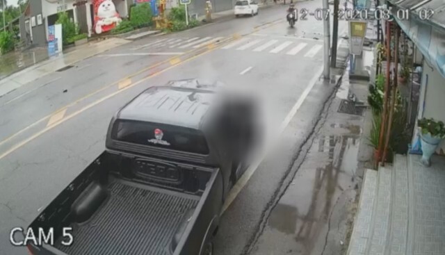 กระบะหมุนเคว้งสามรอบ ชนเสาไฟฟ้า คนขับรอดปาฏิหาริย์