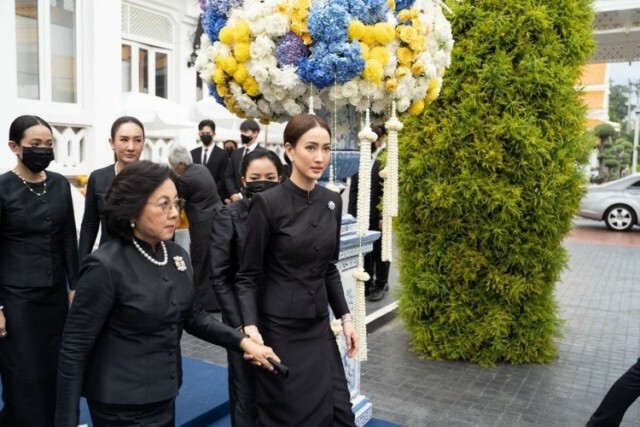 'แต้ว ณฐพร' อาลัย ส่งพ่อครั้งสุดท้าย พระราชทานเพลิงศพ 'คุณพ่อณรงค์'