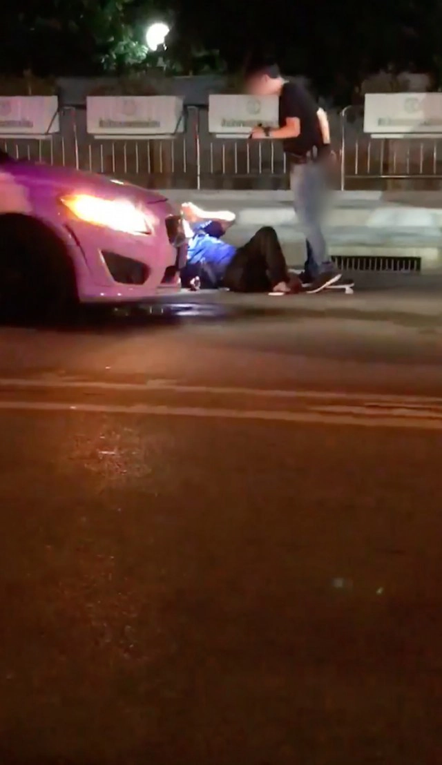 วอลโว่โชว์กร่าง เตะคู่กรณีชักปืนขู่ห้ามกู้ภัยทำแผล