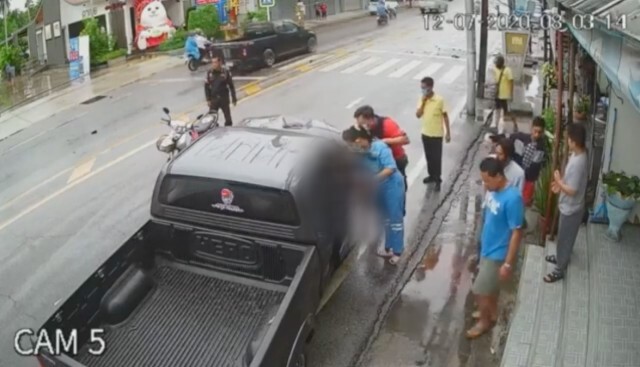 กระบะหมุนเคว้งสามรอบ ชนเสาไฟฟ้า คนขับรอดปาฏิหาริย์