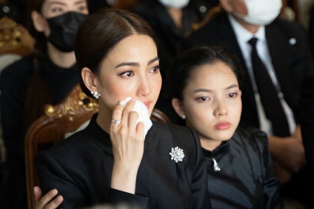 'แต้ว ณฐพร' อาลัย ส่งพ่อครั้งสุดท้าย พระราชทานเพลิงศพ 'คุณพ่อณรงค์'