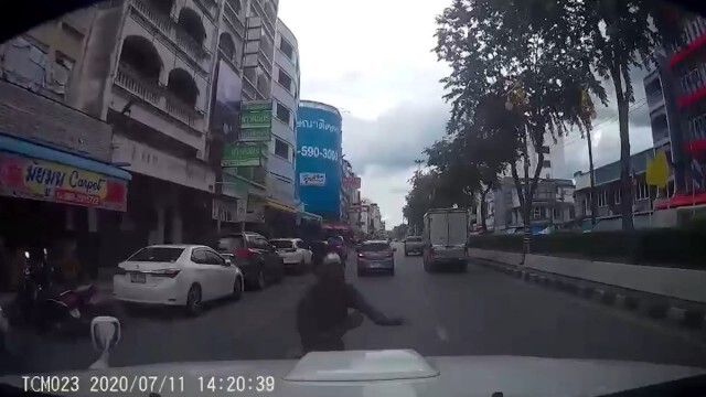 ชายกระโดดให้รถชน พบมีอาการป่วยทางจิต