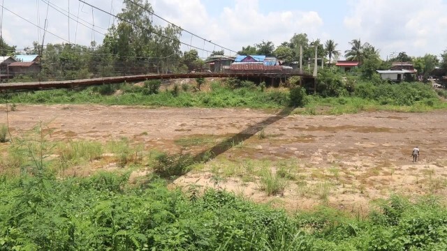 ขุดหาสมบัติกลางแม่น้ำยมที่แห้งขอด