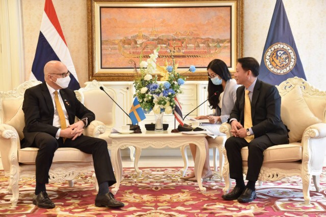 'พาณิชย์'ชวน'ทูตสวีเดน'ลงพื้นที่ แจงปมลิงเก็บมะพร้าว