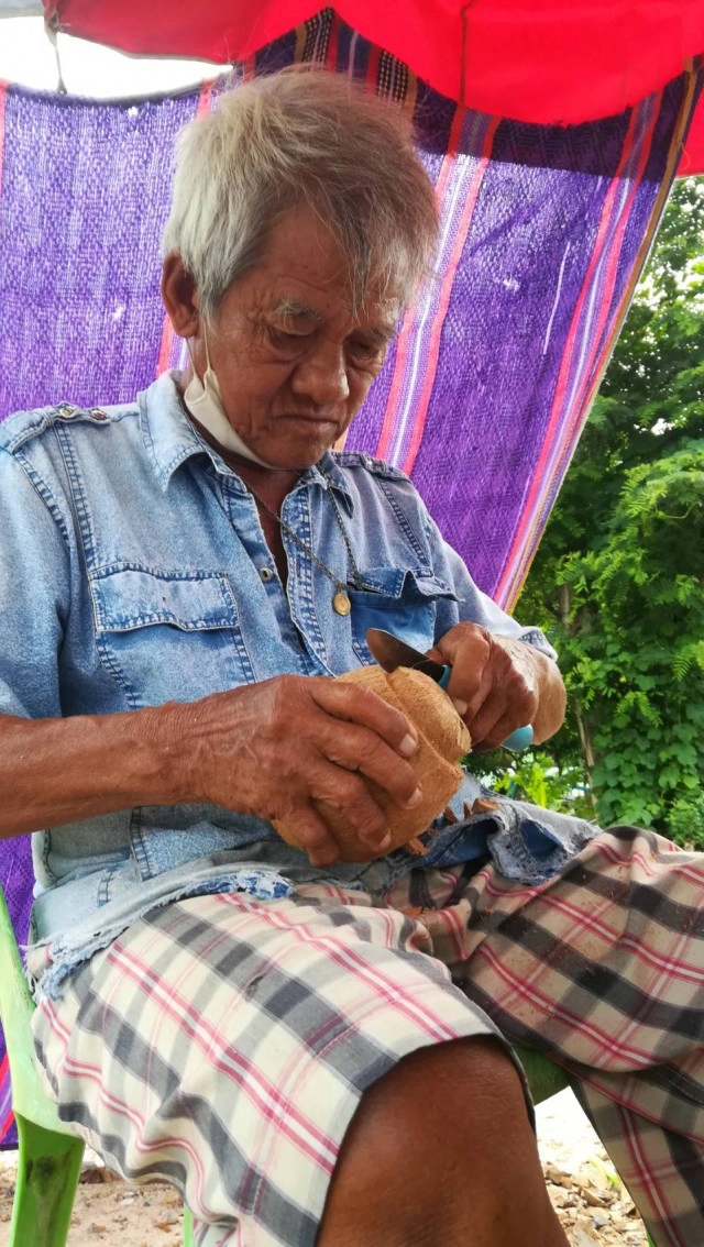 "ลิง"ลูกมะพร้าว-จากแกะแจกลูกค้าสู่อาชีพสุขใจ