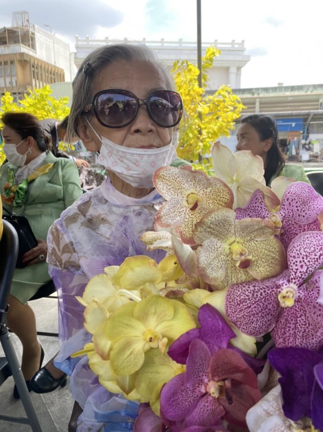 ย้อนเรื่องราวดอกไม้จากหัวใจของ ‘คุณยายแดง’ ผู้จงรักภักดี