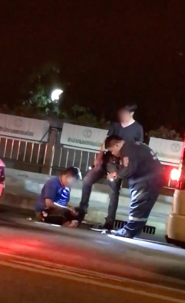 วอลโว่โชว์กร่าง เตะคู่กรณีชักปืนขู่ห้ามกู้ภัยทำแผล