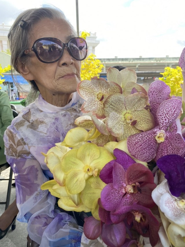 ย้อนเรื่องราวดอกไม้จากหัวใจของ ‘คุณยายแดง’ ผู้จงรักภักดี