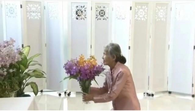 ย้อนเรื่องราวดอกไม้จากหัวใจของ ‘คุณยายแดง’ ผู้จงรักภักดี