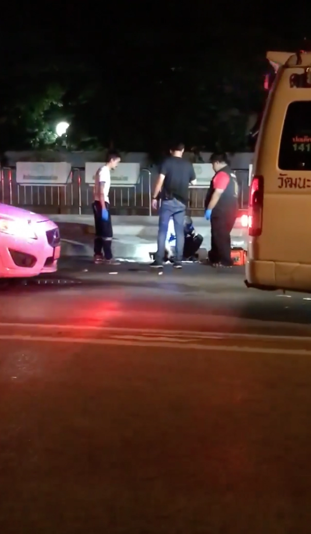 วอลโว่โชว์กร่าง เตะคู่กรณีชักปืนขู่ห้ามกู้ภัยทำแผล