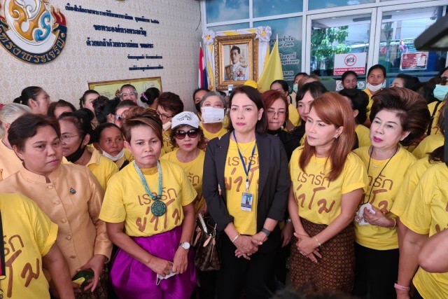 หญิงเมืองย่าโมใส่ตะเบงมานบุกโรงพัก