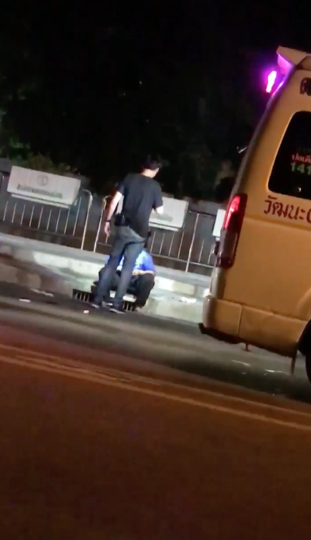 วอลโว่โชว์กร่าง เตะคู่กรณีชักปืนขู่ห้ามกู้ภัยทำแผล