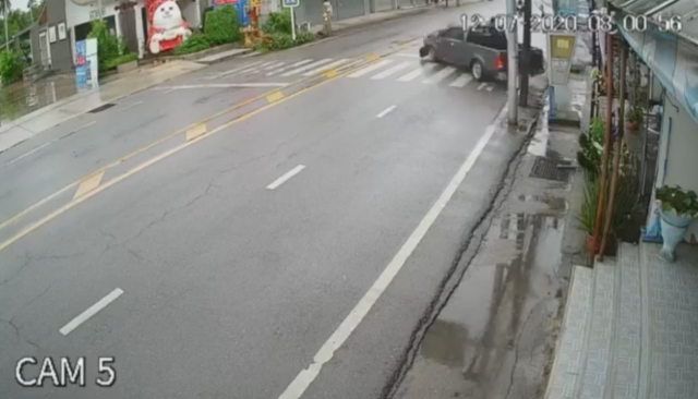กระบะหมุนเคว้งสามรอบ ชนเสาไฟฟ้า คนขับรอดปาฏิหาริย์