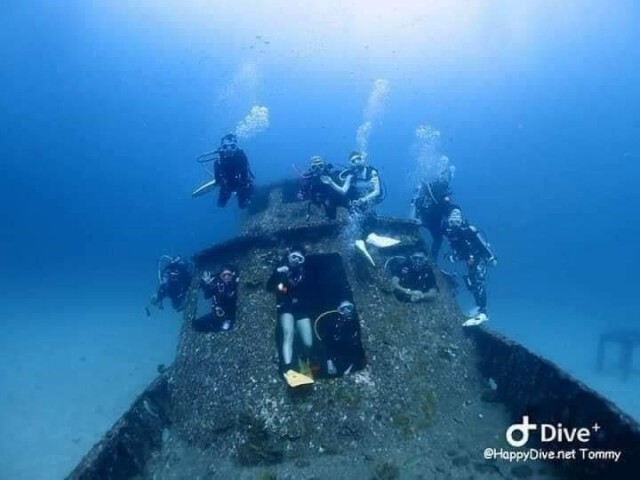 โซเชียลจวกโรงเรียนสอนดำน้ำโพสต์ท่า ถ่ายรูปกับปะการัง