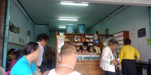 ชาวบ้านสรรเสริญ หมอกัมปนาท จันทนะ ไปรักษาไม่คิดค่าบริการ