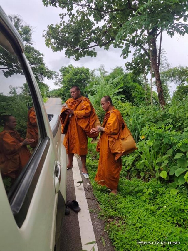 สาวโพสต์มิจฉาชีพคราบผ้าเหลือง โบกรถหาเงินริมถนน ทั้งๆที่เข้าพรรษา