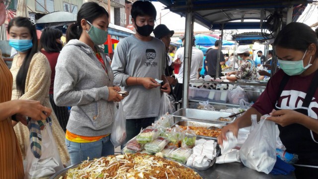 ผัดหมี่สู้โควิดขาย 10 บาทยอดพุ่ง