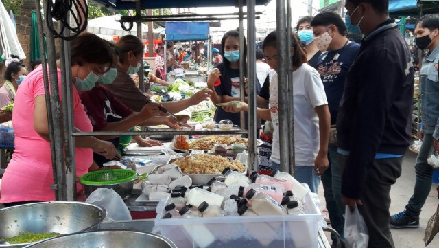 ผัดหมี่สู้โควิดขาย 10 บาทยอดพุ่ง