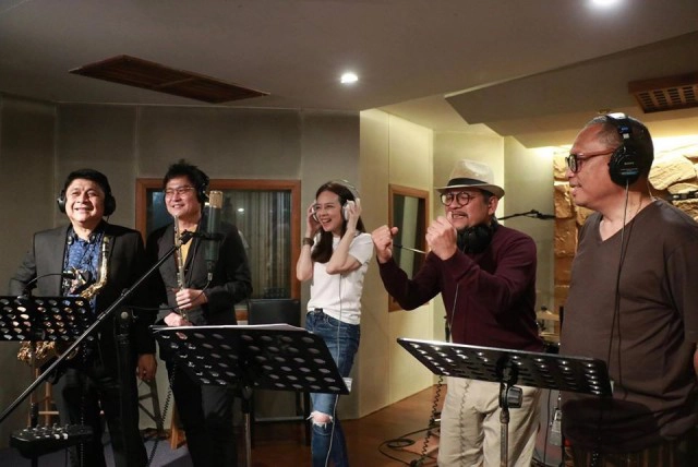 "มาดาม แป้ง" feat " วงเฉลียง โชว์ 2 เพลงประเดิม CU Tube