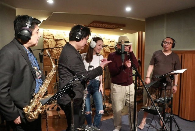 "มาดาม แป้ง" feat " วงเฉลียง โชว์ 2 เพลงประเดิม CU Tube