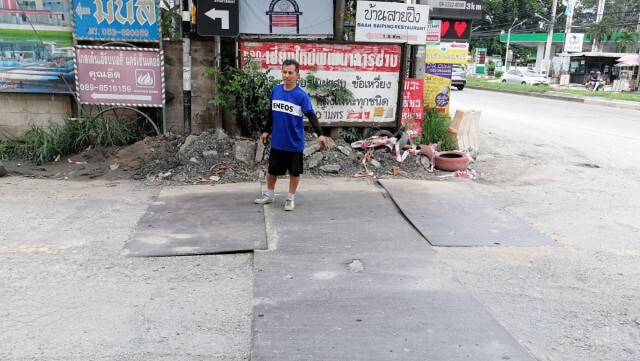 ปลูกต้นไม้กลางถนนพังซ้ำซากประชดรัฐ