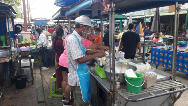 ผัดหมี่สู้โควิดขาย 10 บาทยอดพุ่ง