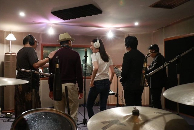 "มาดาม แป้ง" feat " วงเฉลียง โชว์ 2 เพลงประเดิม CU Tube