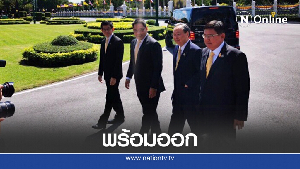 4 กุมารถึงทำเนียบฯยื่นใบลาออก 4 กุมารถึงทำเนียบฯยื่นใบลาออก