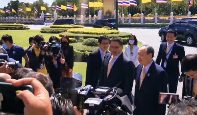 4 กุมารถึงทำเนียบฯยื่นใบลาออก