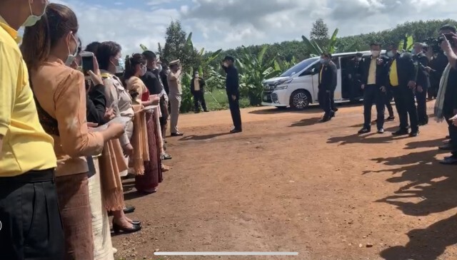 ลุงตู่บุกสวนทุเรียนภูเขาไฟแบบนิวนอร์มอล