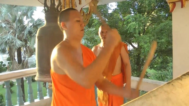 สืบสานประเพณี "ตีกลองตีระฆังย่ำค่ำ"