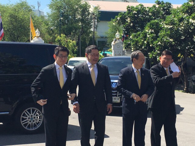 4 กุมารถึงทำเนียบฯยื่นใบลาออก