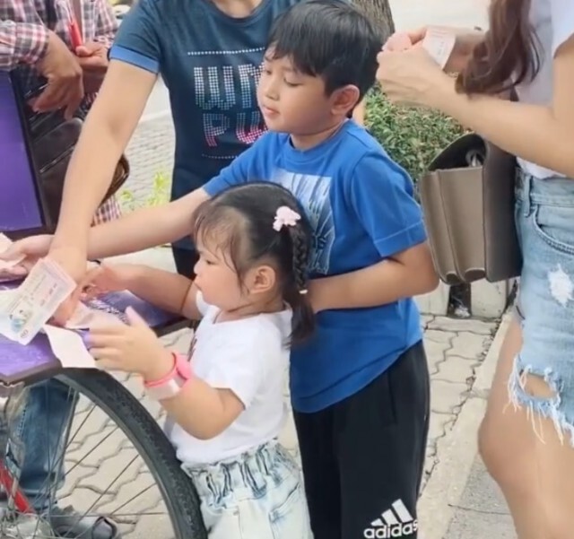 ‘เป้ย’ลุ้นเลขเด็ด น้องปาลินหยิบ ลอตเตอรี่ให้