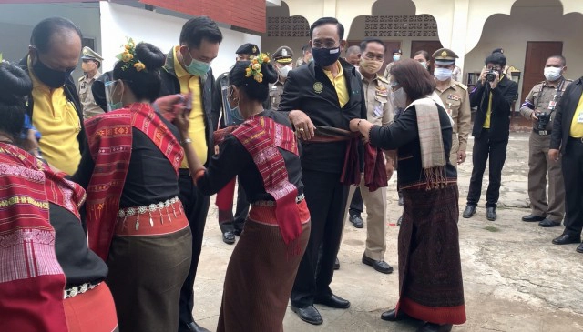 นายกฯชมผ้าทอมือ "ธานีผ้าศรีฯแส่ว" หนึ่งเดียวในโลก
