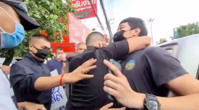 แอมเนสตี้ เรียกร้องไทย ยกเลิกข้อกล่าวหาสองเยาวชน ถือป้ายประท้วงนายกฯ