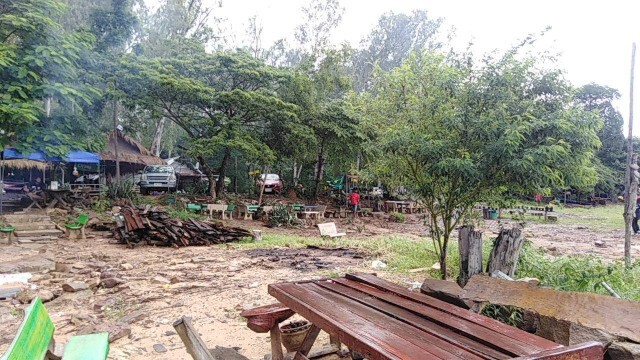 ร้านอาหารโอดให้รื้อซุ้มที่นั่งริมเขื่อนลำนางรอง