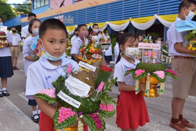 รร.เทศบาลท่าอิฐ จัดไหว้ครู "New Normal"