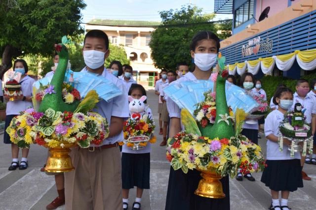 รร.เทศบาลท่าอิฐ จัดไหว้ครู "New Normal"