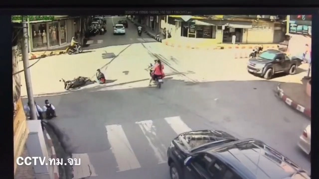 สนั่นสี่แยก วินาทีจยย.พุ่งชนเด็กนร.ข้ามทางม้าลาย กระเด็นคู่