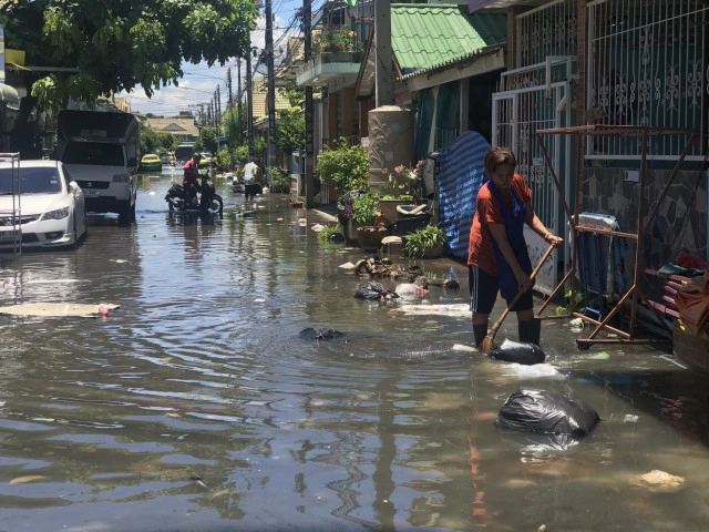 ฝนถล่มปทุมฯ หมู่บ้านสถาพรหนักสุดในรอบ 9 ปี พบขยะลอยเกลื่อนข้ามวัน