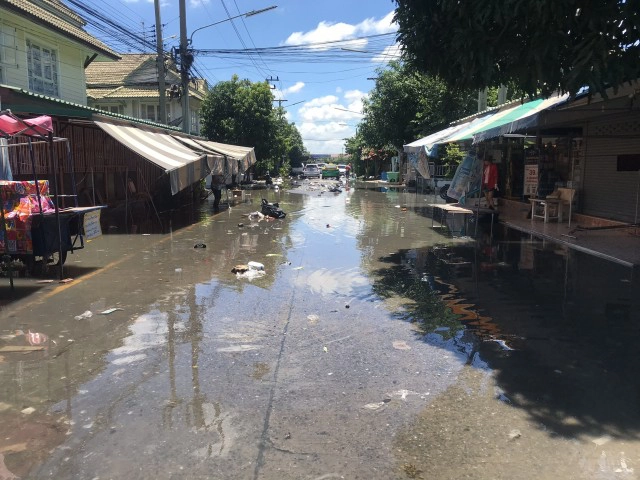 ฝนถล่มปทุมฯ หมู่บ้านสถาพรหนักสุดในรอบ 9 ปี พบขยะลอยเกลื่อนข้ามวัน