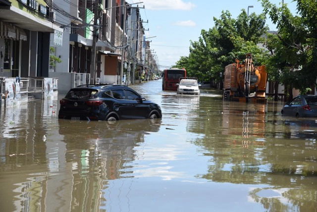 ฝนถล่มปทุมฯ หมู่บ้านสถาพรหนักสุดในรอบ 9 ปี พบขยะลอยเกลื่อนข้ามวัน